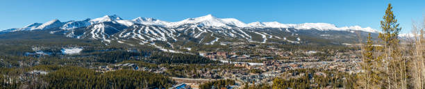 コロラド州ブリッケンリッジのパノラマ、周辺のロッキー山脈のスキーコース - colorado skiing usa color image ストックフォトと画像