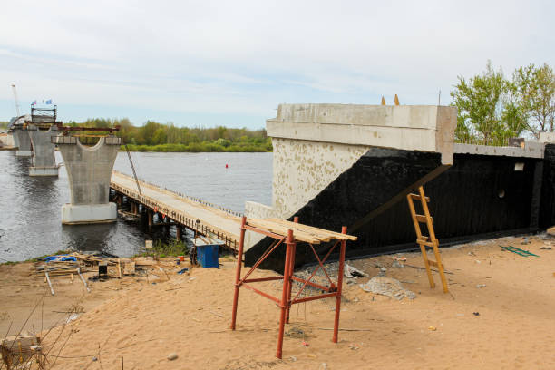 trabajos de construcción del nuevo puente. - título de canción fotografías e imágenes de stock