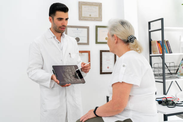 노인 여성과의 상담 중 디지털 태블릿을 사용하는 젊은 의사의 샷 - human spine mri scan x ray doctor 뉴스 사진 이미지