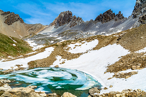 At almost three thousand meters above sea level, spring is taking the place of winter. The snows melt and the alpine lakes return to shine with an intense blue