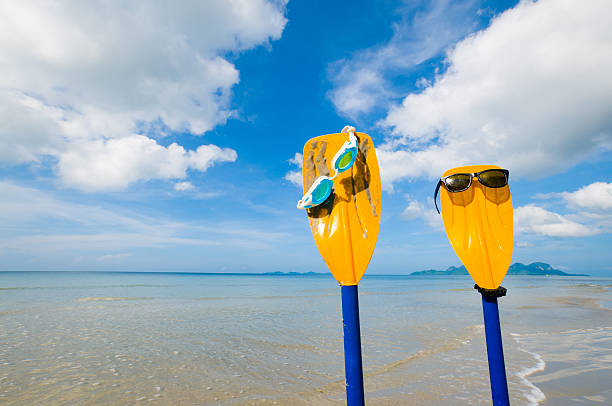 la mer magnifique avec lunettes de soleil et de kayak lame - blade white blue transportation photos et images de collection