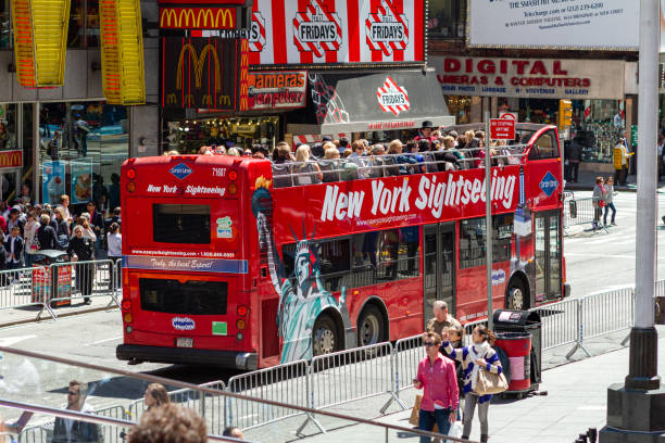 suba no hop de nyc, nova york ônibus de turismo de dois andares. - new york state new york city color image photography - fotografias e filmes do acervo