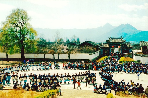 The annual Sanduo Festival is a traditional festival of naxi people. People in urban and rural areas of Lijiang will sing and dance to celebrate the festival.Film in March 1999,Lijiang,Yunnan