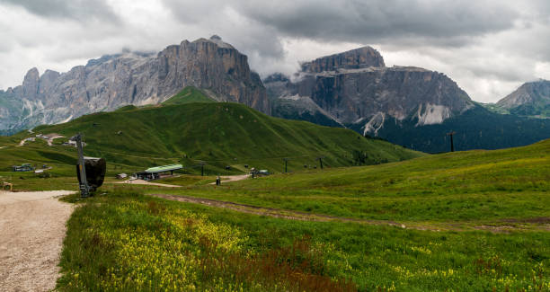 grupo de montaña del sella desde la ruta de senderismo sobre el passo sella en los dolomitas - sella pass fotografías e imágenes de stock