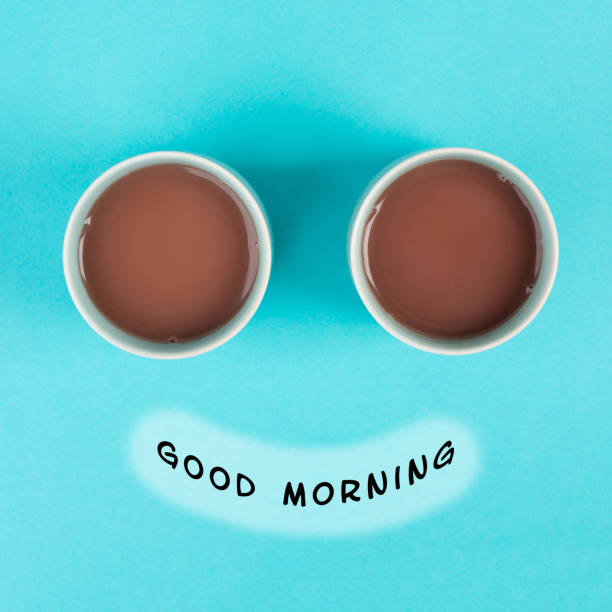 xícara de café construindo os olhos do rosto engraçado, boca com a frase bom dia, acordar de manhã, bebida quente com cafeína - coffee time - fotografias e filmes do acervo