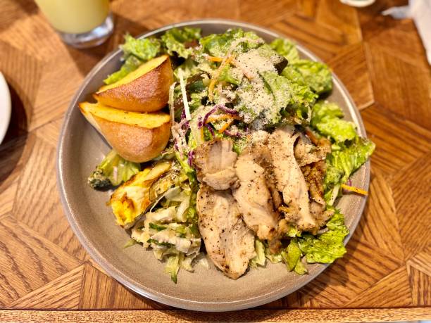 istock Grilled Chicken Salad with Garlic Toast 1400945014