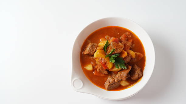 쇠고기 굴라시, 수프 및 스튜, 쇠고기 척 스테이크, 감자 및 파프리카가 많이 만들어집니다. 헝가리 전통 식사. - beef goulash 뉴스 사진 이미지