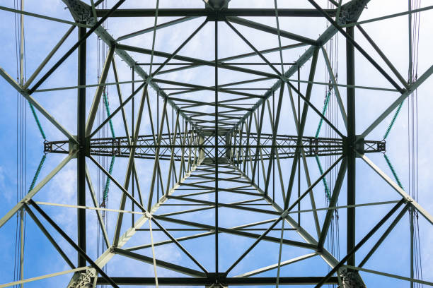 pilón de electricidad fotografiado desde abajo - overhead wires fotografías e imágenes de stock