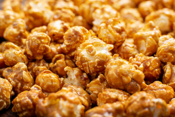 キャラメルスイートポップコーンフレークグルテンフリー食品の背景 - caramel corn ストックフォトと画像