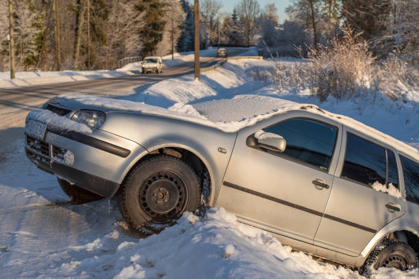 unfall auf verschneiter rutschstraße. - blizzard ice damaged snow stock-fotos und bilder