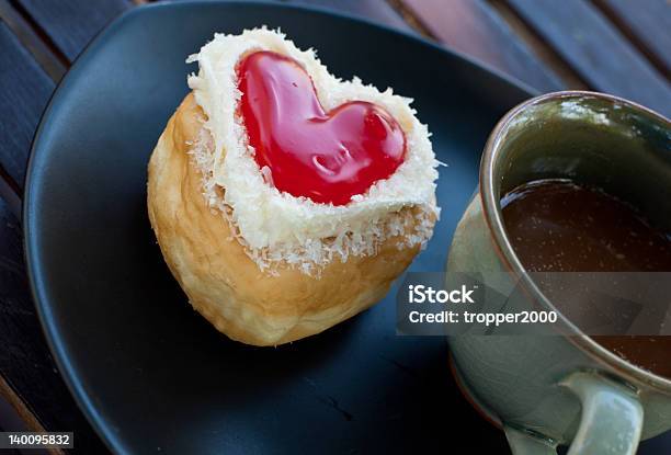 Photo libre de droit de Rouge Coeur De Beignet Avec Café banque d'images et plus d'images libres de droit de Aliment - Aliment, Aliment frit, Beauté de la nature