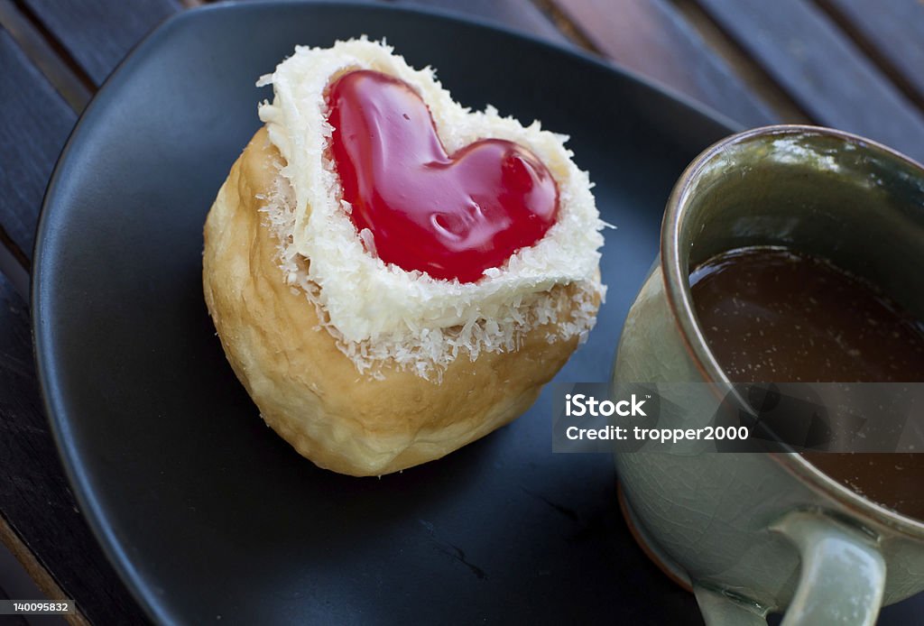 Красное сердце формы Пончик с кофе. - Стоковые фото Без людей роялти-фри