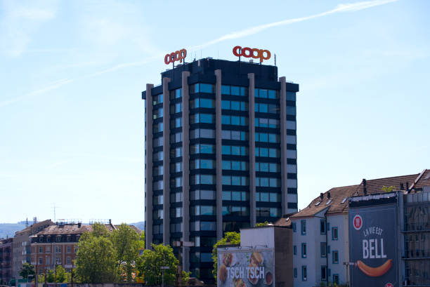 torre de escritório na cidade suíça com fundo de céu azul. - blue outdoors nobody switzerland - fotografias e filmes do acervo