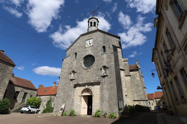 istock Flavigny sur Ozerain - Eglise Saint Genes 1400961328