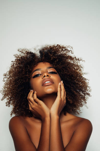 linda garota afro com penteado encaracolado - beautiful outdoors vertical close up - fotografias e filmes do acervo