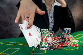 frauen-tragen-anzug-mit-chips-im-casino.jpg?b=1&s=170x170&k=20&c=AZx-u44WjUw5osd2xMxtVedtnwIbp8KOWIKgz-Pe0h4=