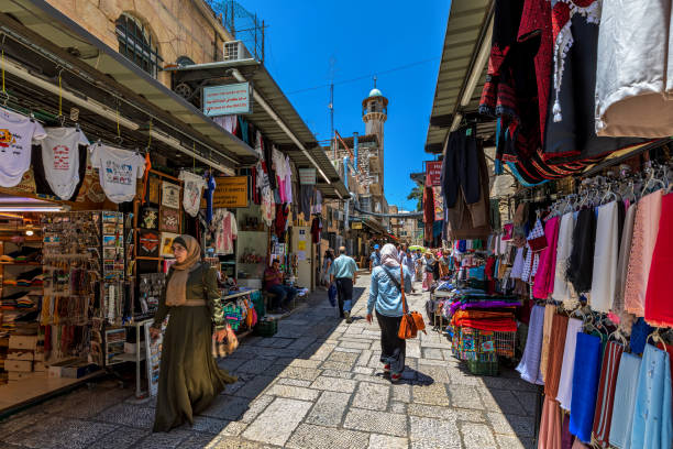 blick auf die typische straße in der altstadt von jerusalem, israel. - jerusalem old city middle east religion travel locations stock-fotos und bilder