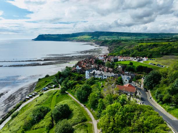 baia di robin hoods, whitby - robin hoods bay foto e immagini stock