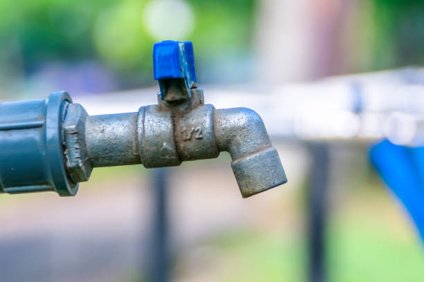 close-up view of public iron water blue faucet with blurry and soft focus backgroud at the city park - sink drain plumber domestic kitchen imagens e fotografias de stock