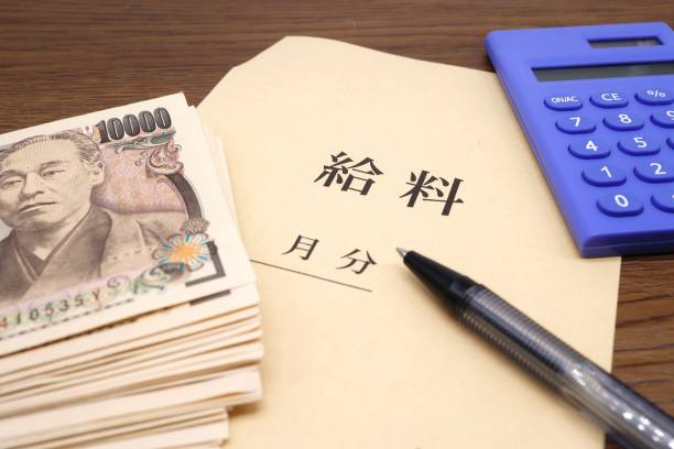 istock A payroll bag and many 10,000 yen bills. 1400986530