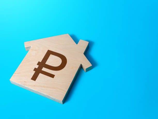 House with a russian ruble symbol. Cost estimate. Search for options, choice of residential buildings. Property price valuation evaluation. Solving housing problems, deciding buy or rent real estate. casa con un símbolo de rublo ruso. estimación de costes. búsqueda de opciones, elección de edificios residenciales. evaluación de valoración de precios de propiedades. resolver problemas de vivienda, decidir comprar o alquilar bienes inmuebles.