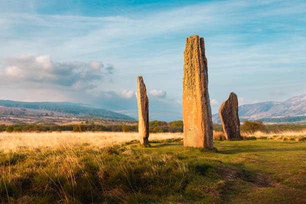 machrie moor standing stones rodea a la luz dorada de la tarde, isla de arran, escocia - megalith fotografías e imágenes de stock