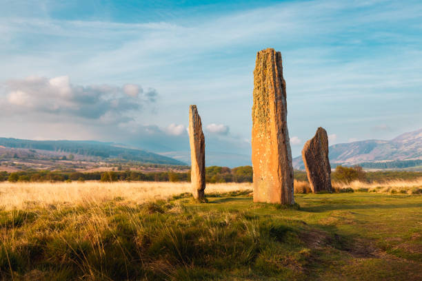 machrie moor standing stones cerchio nella luce dorata della sera, isola di arran, scozia - stone circle foto e immagini stock