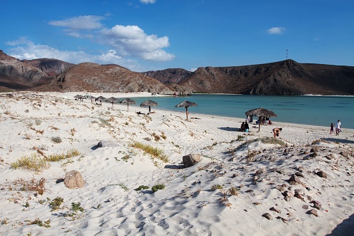 Playa de arena blanca y agua de mar clara, playa Balandra, Baja California, México photo