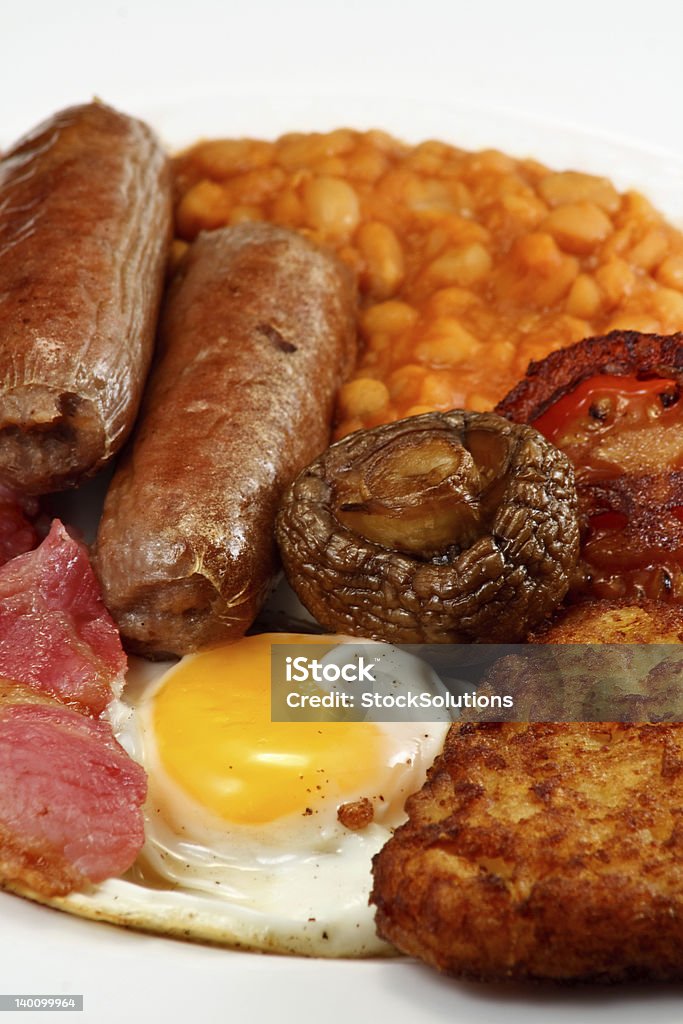 Full english breakfast Typical full breakfast consisting of Sausage, bacon, egg, mushrooms, hash browns, beans and Fried Tomato Bacon Stock Photo