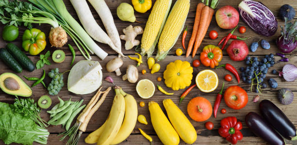 frutas blancas, amarillas, verdes, naranjas, rojas, púrpuras y vegetales sobre fondo de madera.  comida sana. alimentos crudos multicolor. - healthy eating food and drink raw leek fotografías e imágenes de stock