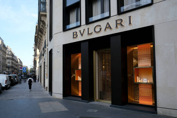 exterior view of bulgari store in central paris - bulgari imagens e fotografias de stock