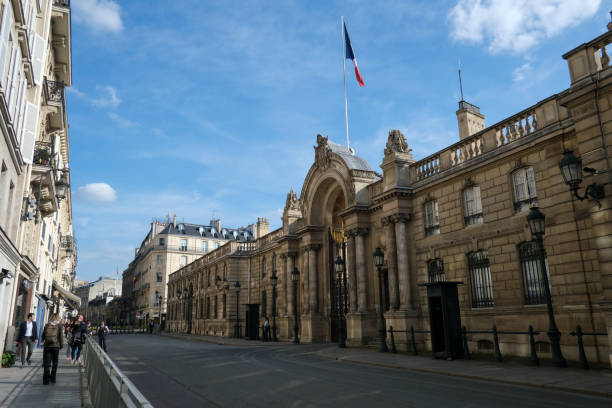 vista exterior del palacio del elíseo en parís - president of france fotografías e imágenes de stock