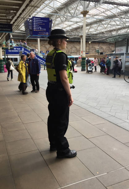 기차 에딘버러 웨이벌리 기차역에 서있는 경찰 여성 - british transport police 뉴스 사진 이미지