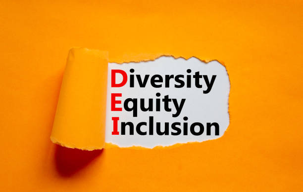 多様性、公平性、インクルージョンdeiシンボル。dei、多様性、公平性、インクルージョンという言葉が、破れたオレンジ色の紙の後ろに現れます。オレンジ色の背景。ビジネス、ダイバーシ� - 多文化主義 ストックフォトと画像