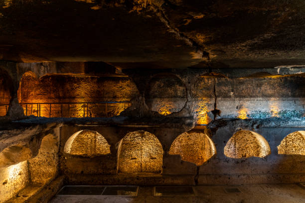 historischer unterirdischer friedhof in der provinz mardin - midyat stock-fotos und bilder