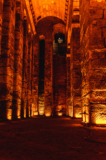Mardin ilinde bulunan tarihi Dara harabelerinde antik çağda yeraltı zindanı olarak kullanılan yapı. antik çağda uzun kolonlardan oluşan zindan görüntüsü. İçeride ışıklandırılmış görüntü full frame makine ile çekilmiştir.