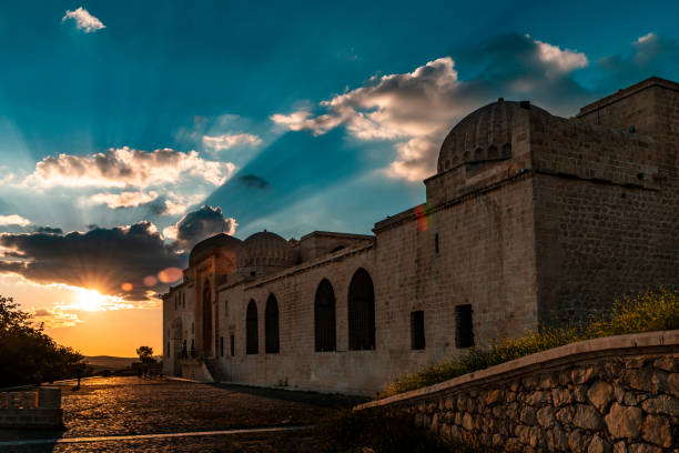 Mardin şehrinde bulunan Kasımiye Medresesi gün batımı görüntüsü Mardin şehrinde bulunan Kasımiye Medresesi gün batımı görüntüsü. tarihi Mardin şehrinde taş yapılar bulunmaktadır. bu yapılardan biri olan Kasimiye Medresesi full frame makine ile çekilmiştir. midyat photos stock pictures, royalty-free photos & images