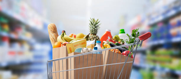 shopping cart full of groceries - carregamento imagens e fotografias de stock