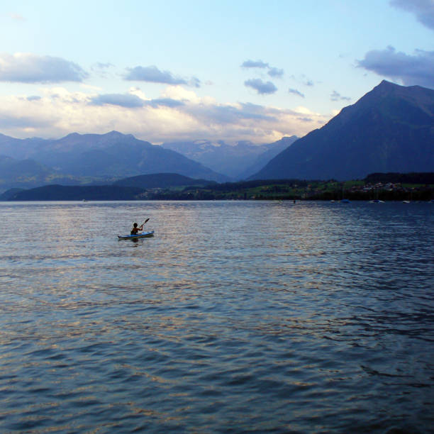 kajak auf dem see lago de madjore in lugano im kanton tichino, schweiz. - geneva canton stock-fotos und bilder