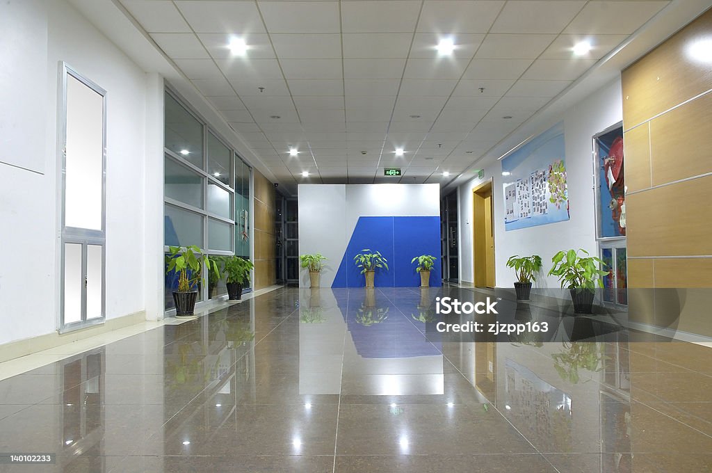 広々としたオープンオフィスで、輝く階の廊下 - タイル張りの床のロイヤリティフリーストックフォト