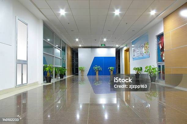 広々としたオープンオフィスで輝く階の廊下 - タイル張りの床のストックフォトや画像を多数ご用意 - タイル張りの床, オフィス, タイル