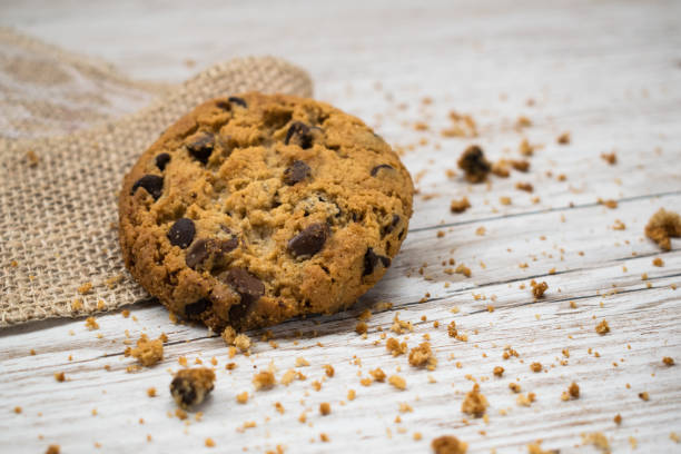 biscotto con gocce di cioccolato e tela di stoffa su un tavolo di legno - biscotti cookie morning temptation foto e immagini stock