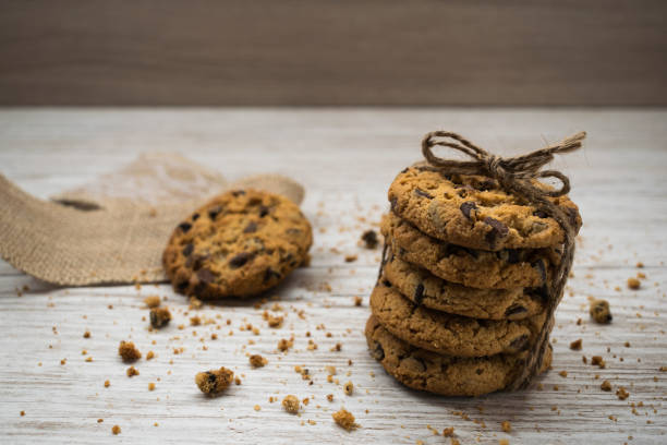 biscotti al cioccolato e briciole su un tavolo di legno - biscotti cookie morning temptation foto e immagini stock