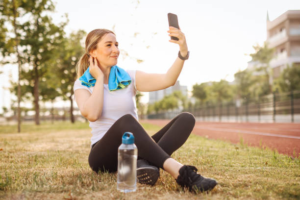 istock Woman is refreshed after the training at park 1401026036