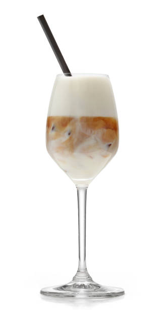 glass of iced coffee latte cocktail - caramel latté coffee cafe macchiato imagens e fotografias de stock