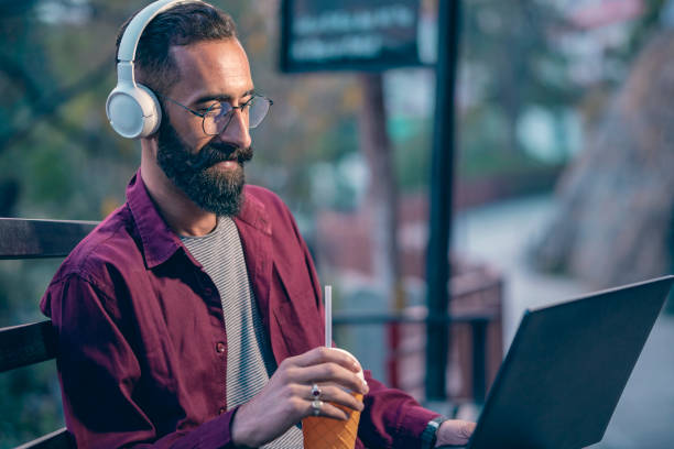 el chico de ti relajado brinda soporte técnico a su cliente a través de videoconferencias. - fully unbuttoned audio fotografías e imágenes de stock