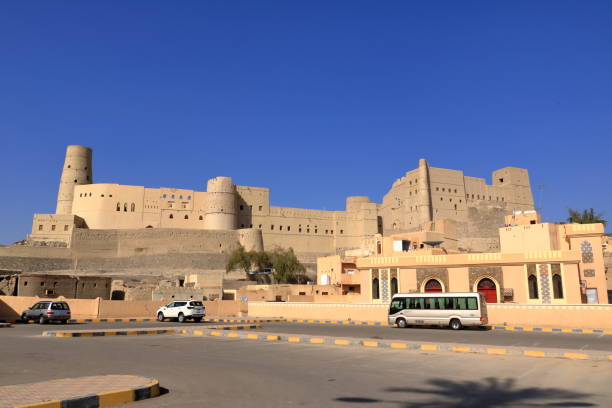 old arabic architecture in the oman March 16 2022 - Bahla, Oman: Bahla fort is believed to have been built between the 12th and 15th century by the Banu Nebhan built with bricks made of mud and straw cultured cell stock pictures, royalty-free photos & images