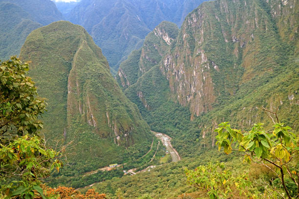 페루의 쿠스코 지역 huayna picchu, machu picchu에서 볼 수있는 aguas calientes town과 urubamba river의 놀라운 공중 전망 - mt huayna picchu 뉴스 사진 이미지