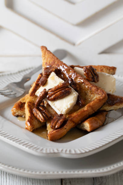 grand marnier y brie french toast con almíbar y nueces confitadas - french toast breakfast luxury toast fotografías e imágenes de stock