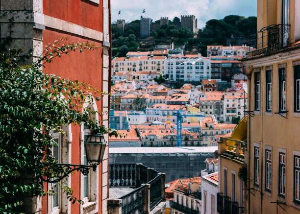 miradouro in lissabon, portugal mit blick auf die burg st. george - christian quarter stock-fotos und bilder